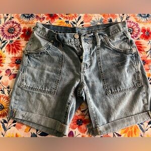 EUC - GAP Women’s Sexy Boyfriend Shorts (Denim) - Size 2/26
